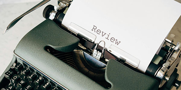Typemachine met papier en tekst review