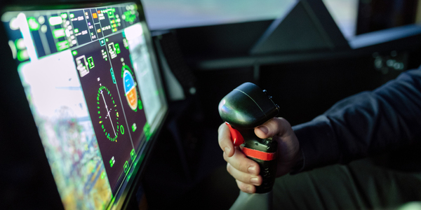 Cockpit met hand op stuurknuppel