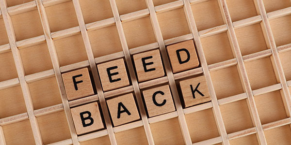Afbeelding van letters die het woord 'feedback' spellen