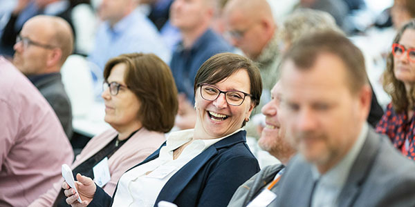 Mensen in een zaal Mensen in een zaal