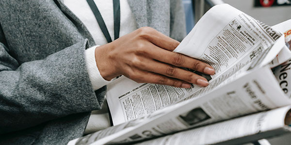 Krant in handen van persoon