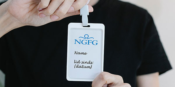 Vrouw met tag van NGFG in haar hand